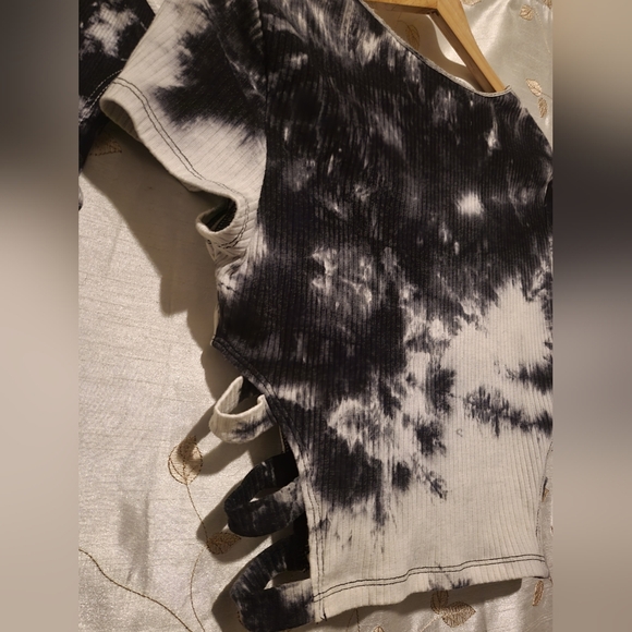 Lot of 2 NWOT blk + wt tye dye crop tops SZ Med 🖤 - Picture 9 of 10